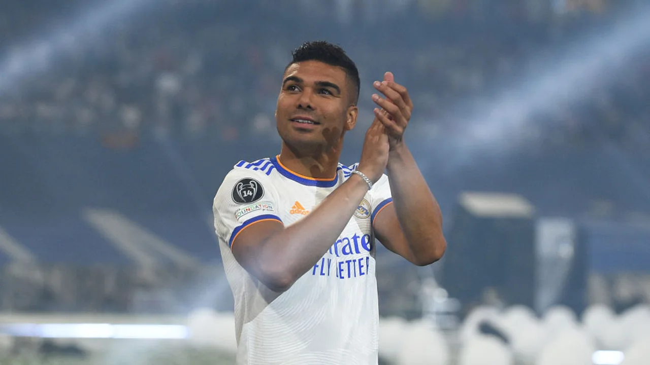 Casemiro, en un acto de celebración en el Santiago Bernabéu.