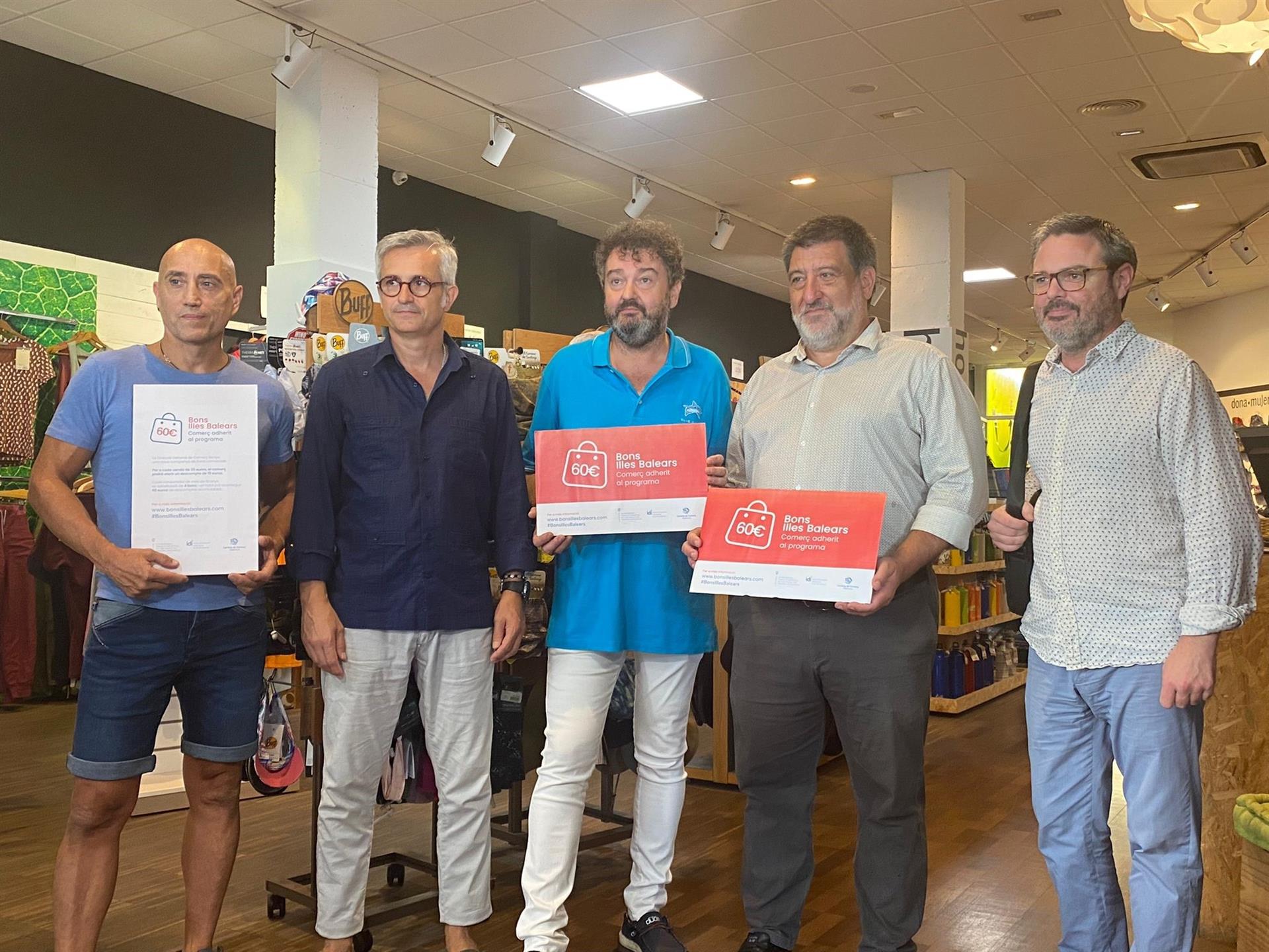 El Govern presenta una campaña de bonos descuento de hasta 60 euros canjeables en los comercios de Baleares El Govern presenta una campaña de bonos descuento de hasta 60 euros canjeables en los comercios de Baleares