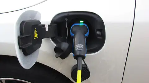 Un coche híbrido enchufable La OCU advierte sobre los coches híbridos: ¿Fin de la Etiqueta Cero?