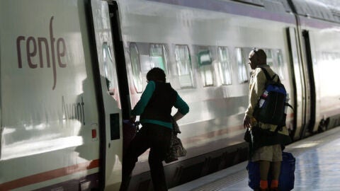 Pasajeros entrando en un tren Avant