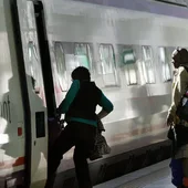 Pasajeros entrando en un tren Avant Pasajeros entrando en un tren Avant