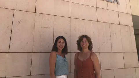 Mariola Galiana, concejala de Cooperación de Elche, y Raquel Campello, jefa de la Oficina Municipal de Atención Ciudadana de Elche