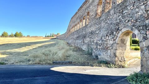 El Ayuntamiento licitará el ajardinamiento de la parcela junto al Acueducto de San Lázaro y la iluminación del monumento