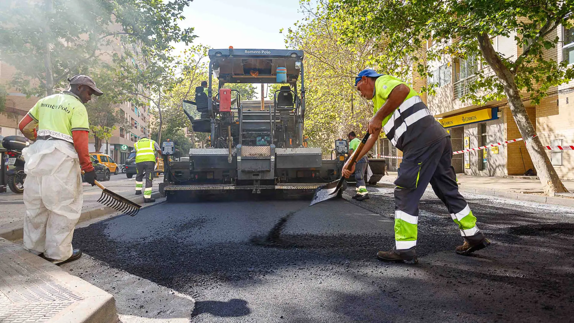 Los trabajadores continúan asfaltando las calles de la ciudad