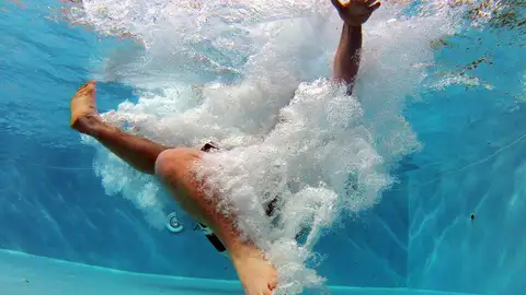 Niño sumergido en el agua 
