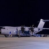 Varios afganos legan a la Base Aérea de Torrejón de Ardoz, en el primer vuelo con refugiados afganos procedente de Islamabad a 11 de octubre de 2021. Imagen de archivo.