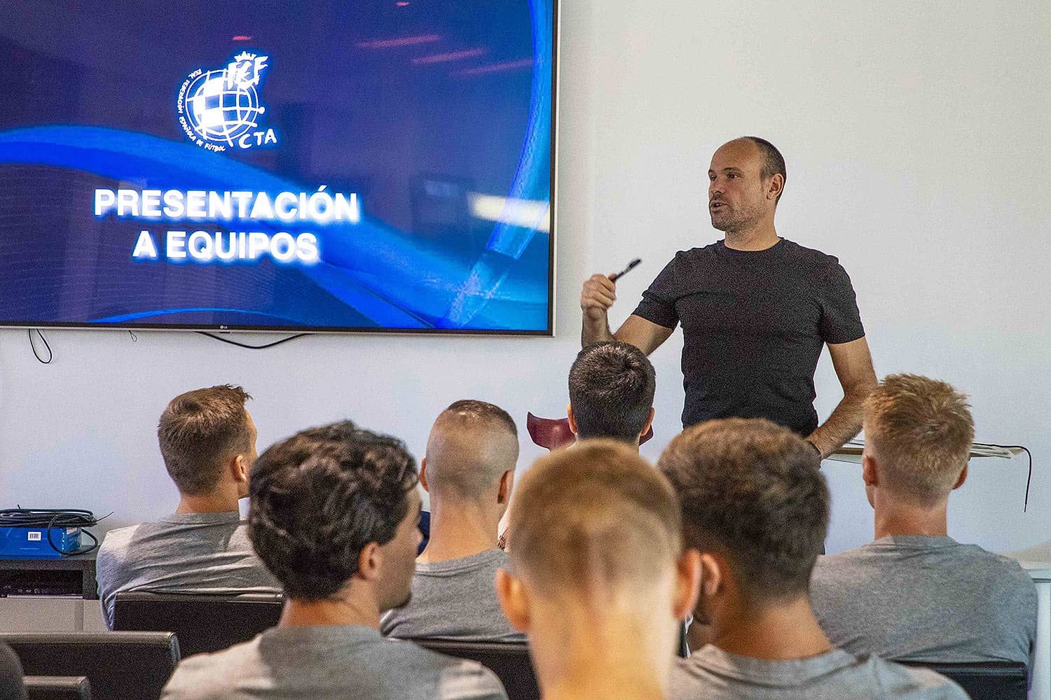 Mateu Lahoz alecciona a la plantilla del Valencia Mateu Lahoz alecciona a la plantilla del Valencia
