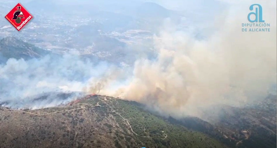 Los bomberos dan por extinguido el incendio forestal de Petrer y la Guardia Civil investiga a un hombre como presunto causante de las llamas al tirar en la zona brasas de una barbacoa Los bomberos dan por extinguido el incendio forestal de Petrer y la Guardia Civil investiga a un hombre como presunto causante de las llamas al tirar en la zona brasas de una barbacoa