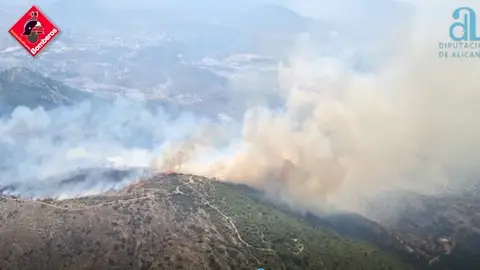 Vista aérea del incendio en la sierra de Petrer.
