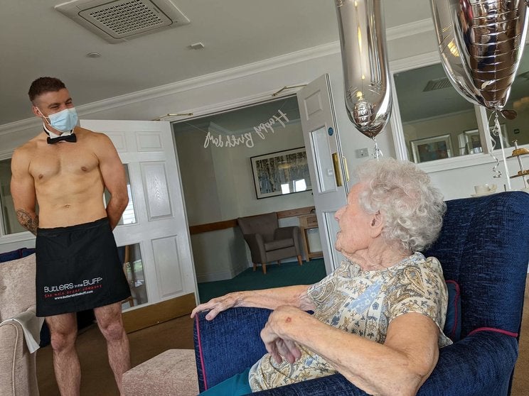 Una anciana de 106 años celebra su aniversario con un stripper: “Fue bastante divertido” Una anciana de 106 años celebra su aniversario con un stripper: “Fue bastante divertido”