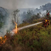 El fuego de Bejís evoluciona favorablemente, aunque con tres puntos calientes y preocupan las temperaturas El fuego de Bejís evoluciona favorablemente, aunque con tres puntos calientes y preocupan las temperaturas