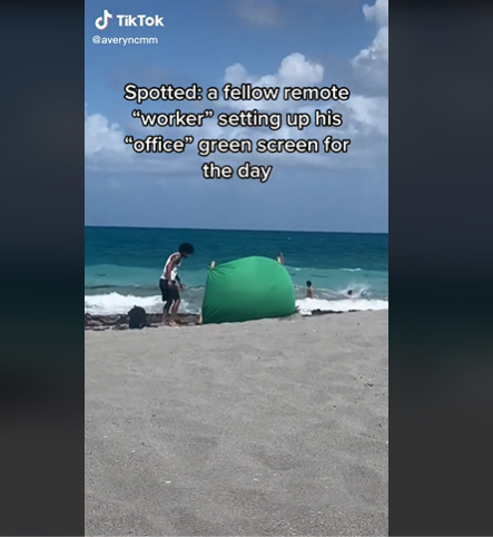Cazan a un joven instalando un croma en la playa para simular que teletrabaja desde la oficina Cazan a un joven instalando un croma en la playa para simular que teletrabaja desde la oficina