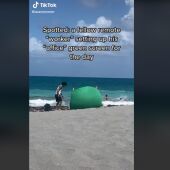 Cazan a un joven instalando un croma en la playa para simular que teletrabaja desde la oficina 