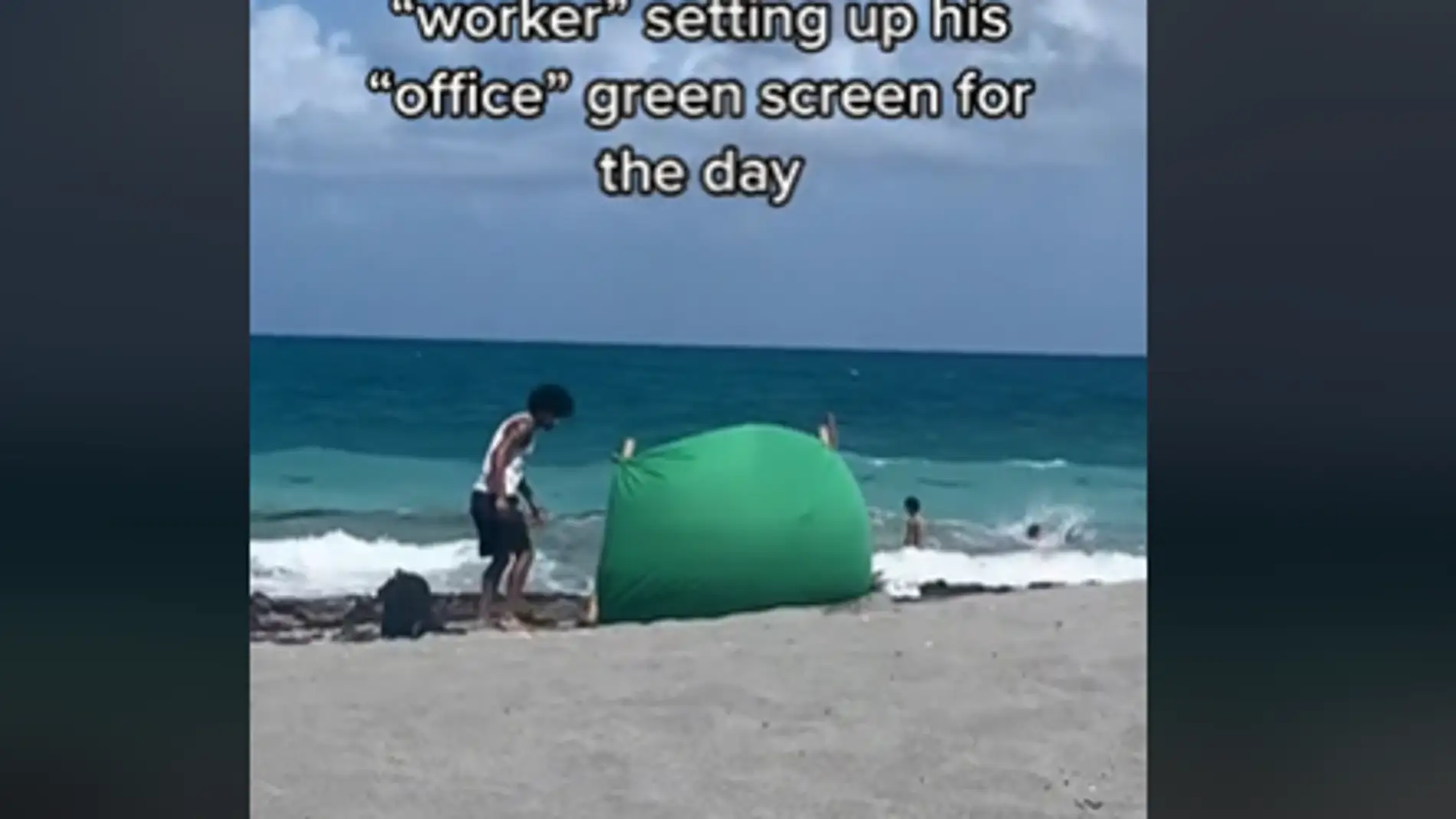 Cazan a un joven instalando un croma en la playa para simular que teletrabaja desde la oficina 