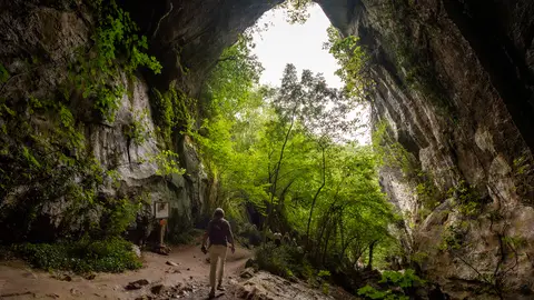 Las cuevas de Urdax y de Zugarramurdi a través de la cámara de SuperKarmen Cada domingo de este verano nos vamos de ruta por España con Carmen Martínez Torrón.