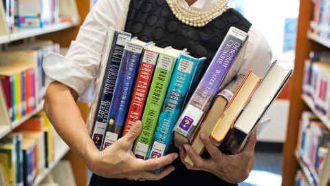 Imagen de una persona sosteniendo libros