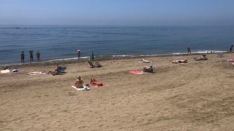 Ba&ntilde;istas y usuarios en la Playa del Cable