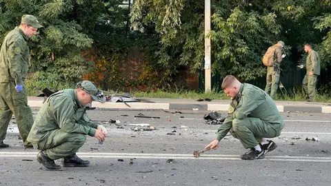 Una imagen tomada de un vídeo difundido por el Comité de Investigación Ruso muestra a unos investigadores trabajando en el lugar de la explosión