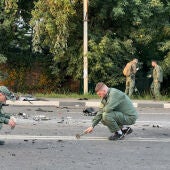 Una imagen tomada de un vídeo difundido por el Comité de Investigación Ruso muestra a unos investigadores trabajando en el lugar de la explosión