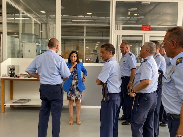 La ministra de Defensa destaca la labor del ejército en su visita a la Maestranza Aérea de Albacete La ministra de Defensa destaca la labor del ejército en su visita a la Maestranza Aérea de Albacete