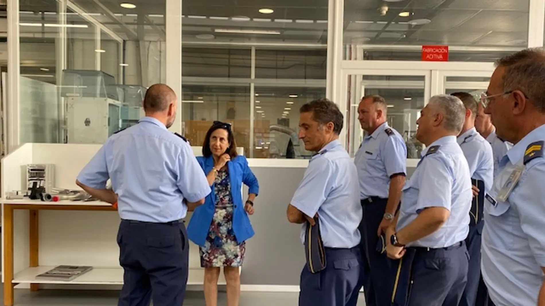 La ministra de Defensa destaca la labor del ejército en su visita a la Maestranza Aérea de Albacete