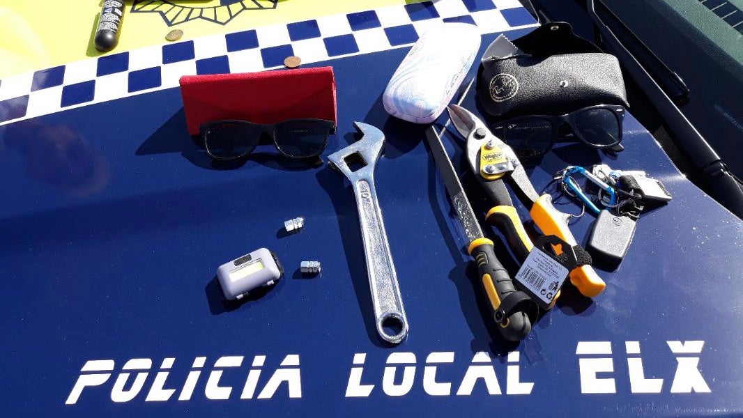 Detenido un hombre por robo en la playa de El Altet Detenido un hombre por robo en la playa de El Altet