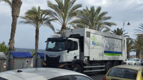 Cami&oacute;n del servicio municipal de limpieza en la avenida San Bartolom&eacute; de Tirajana.