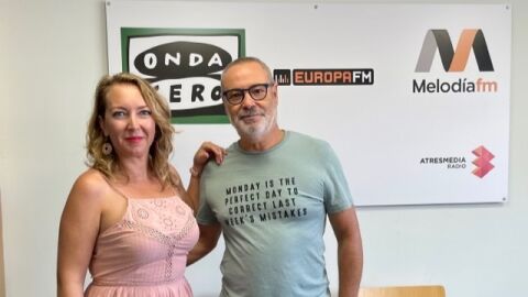 El presidente de Consubal, Alfonso Rodr&iacute;guez, posa junto a Elka Dimitrova en los estudios de Onda Cero Mallorca