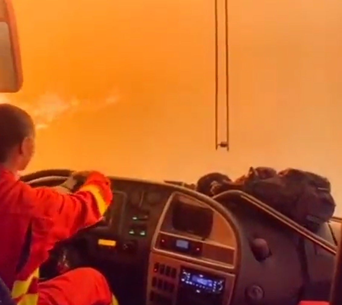 El espeluznante vídeo de la UME cruzando un incendio en Castellón El espeluznante vídeo de la UME cruzando un incendio en Castellón