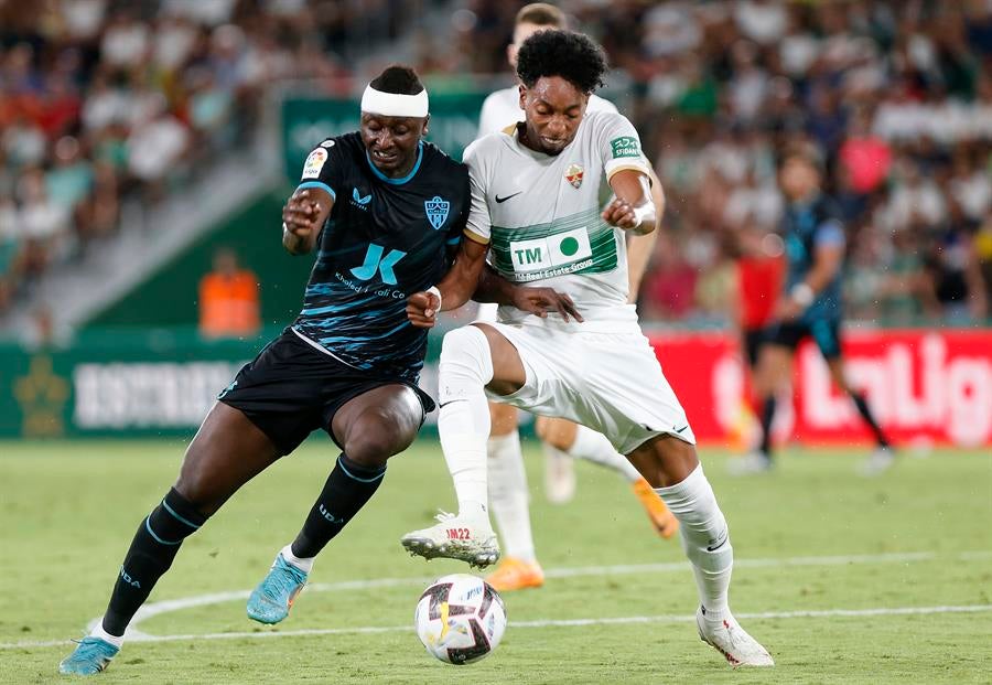 Elche y Almería empatan y estrenan su casillero de puntos en LaLiga Elche y Almería empatan y estrenan su casillero de puntos en LaLiga