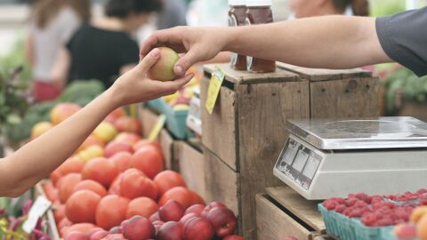 Consecuencias de la inflaci&oacute;n: 7 de cada 10 trabajadores recortan sus gastos en productos b&aacute;sicos