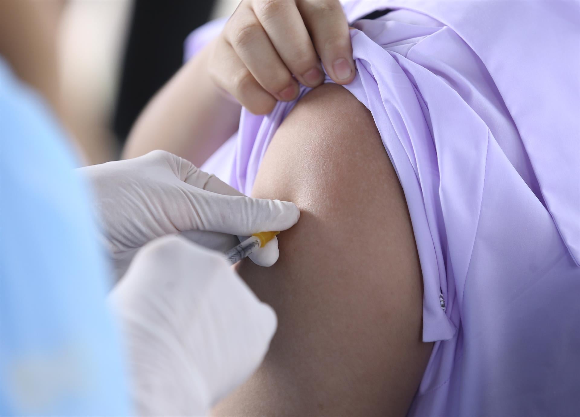 Sanidad anuncia la llegada de 5.000 dosis de vacunas contra la viruela del mono Sanidad anuncia la llegada de 5.000 dosis de vacunas contra la viruela del mono