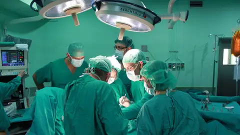 Una intervención quirúrgica en un quirófano del Hospital General Universitario de Elche.
