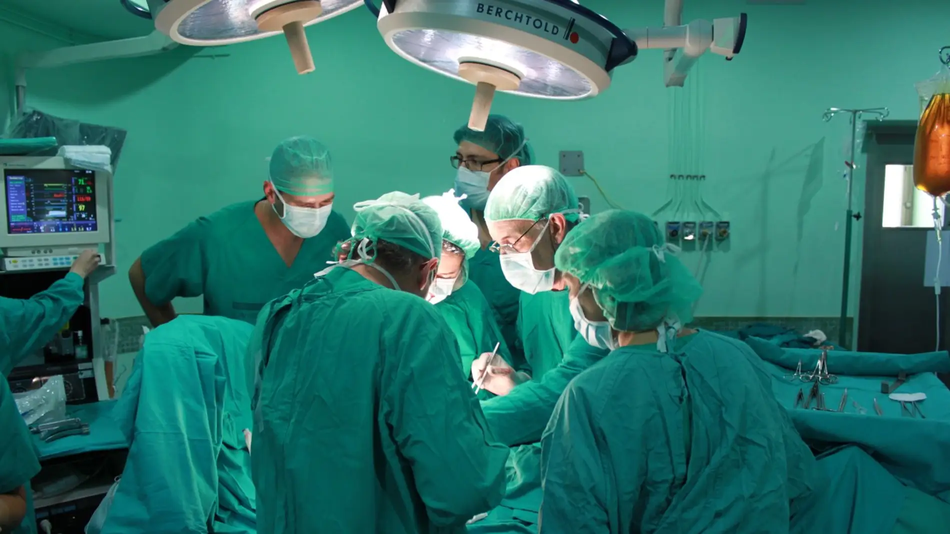 Una intervención quirúrgica en un quirófano del Hospital General Universitario de Elche.