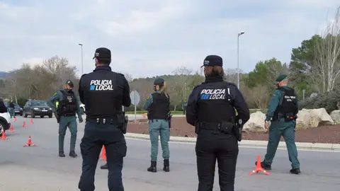 Agentes de la Policía de Calvià y de la Guardia Civil