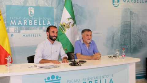 El concejal de transportes Enrique Rodr&iacute;guez junto al director general de transportes, Baldomero Le&oacute;n, en rueda de prensa