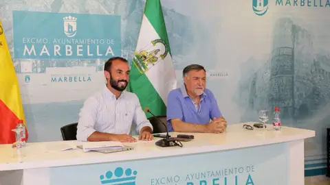 El concejal de transportes Enrique Rodríguez junto al director general de transportes, Baldomero León, en rueda de prensa El concejal de transportes Enrique Rodríguez junto al director general de transportes, Baldomero León, en rueda de prensa