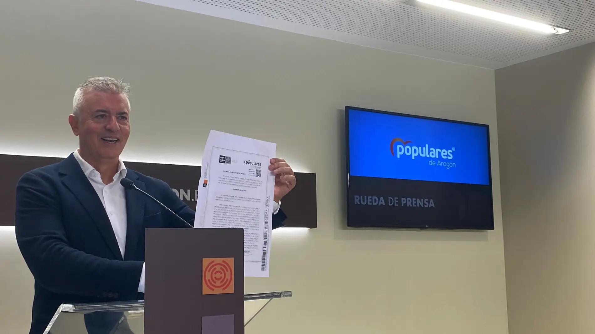 El diputado del PP, Javier Campoy, muestra su proposición no de ley en las Cortes