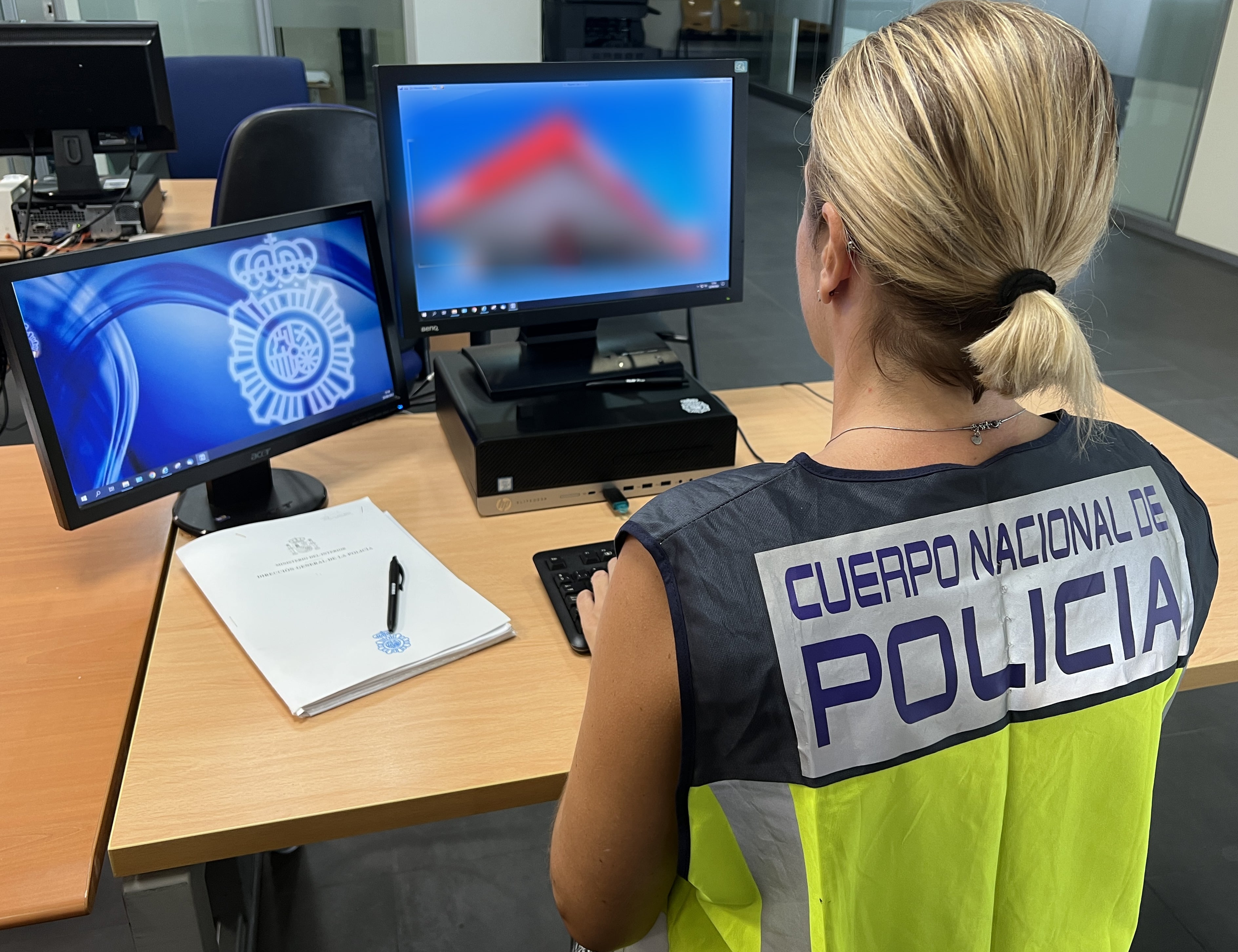 La Policía Nacional de Alicante detiene al ex trabajador de una empresa de transporte que robó una tarjeta de repostaje para vender el litro de gasolina a un euro La Policía Nacional de Alicante detiene al ex trabajador de una empresa de transporte que robó una tarjeta de repostaje para vender el litro de gasolina a un euro