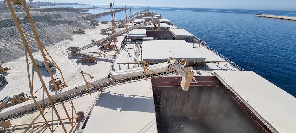 El buque 'Navios Coral' marca un "récord histórico" al embarcar 82.000 toneladas de yeso El buque 'Navios Coral' marca un "récord histórico" al embarcar 82.000 toneladas de yeso