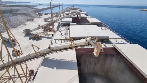 El buque 'Navios Coral' marca un "récord histórico" al embarcar 82.000 toneladas de yeso
