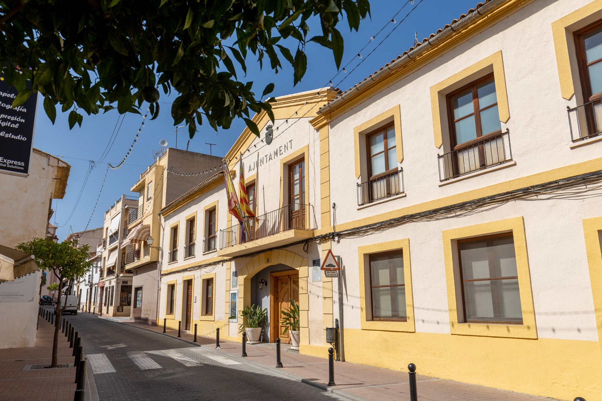 L'Alfàs del Pi repartirá bonos de hasta 100 euros para gastar en comercios locales L'Alfàs del Pi repartirá bonos de hasta 100 euros para gastar en comercios locales