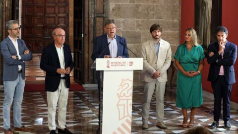 Ximo Puig comparece junto al presidente de HOSBEC, Toni Mayor, a su derecha Ximo Puig comparece junto al presidente de HOSBEC, Toni Mayor, a su derecha