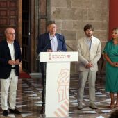 Ximo Puig comparece junto al presidente de HOSBEC, Toni Mayor, a su derecha