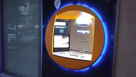 Cajero automático de una entidad bancaria mayores
