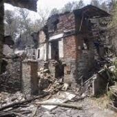 Imagen de una vivienda destruida por el incendio de O Courel. Europa Press