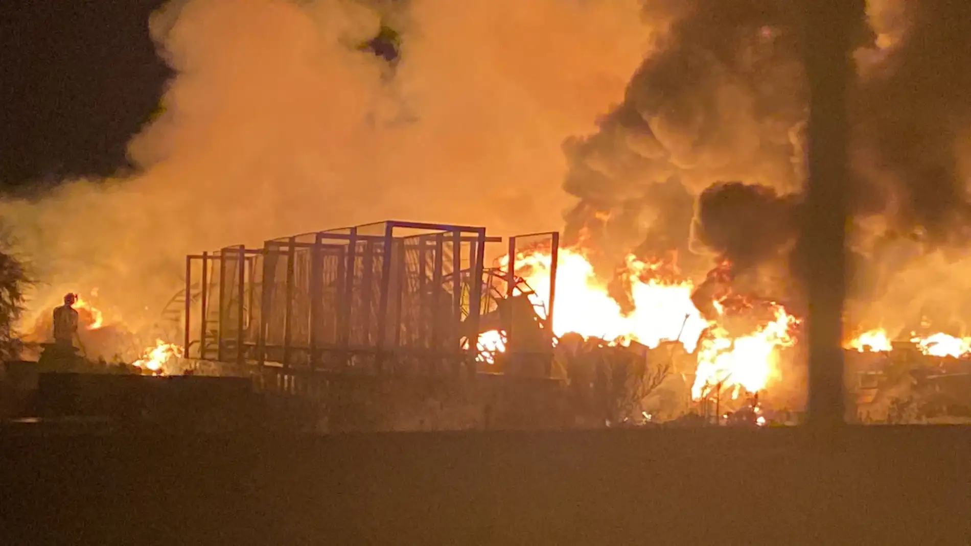 Un espectacular incendio provocado frente al acueducto de los Milagros da el susto de la noche en Mérida