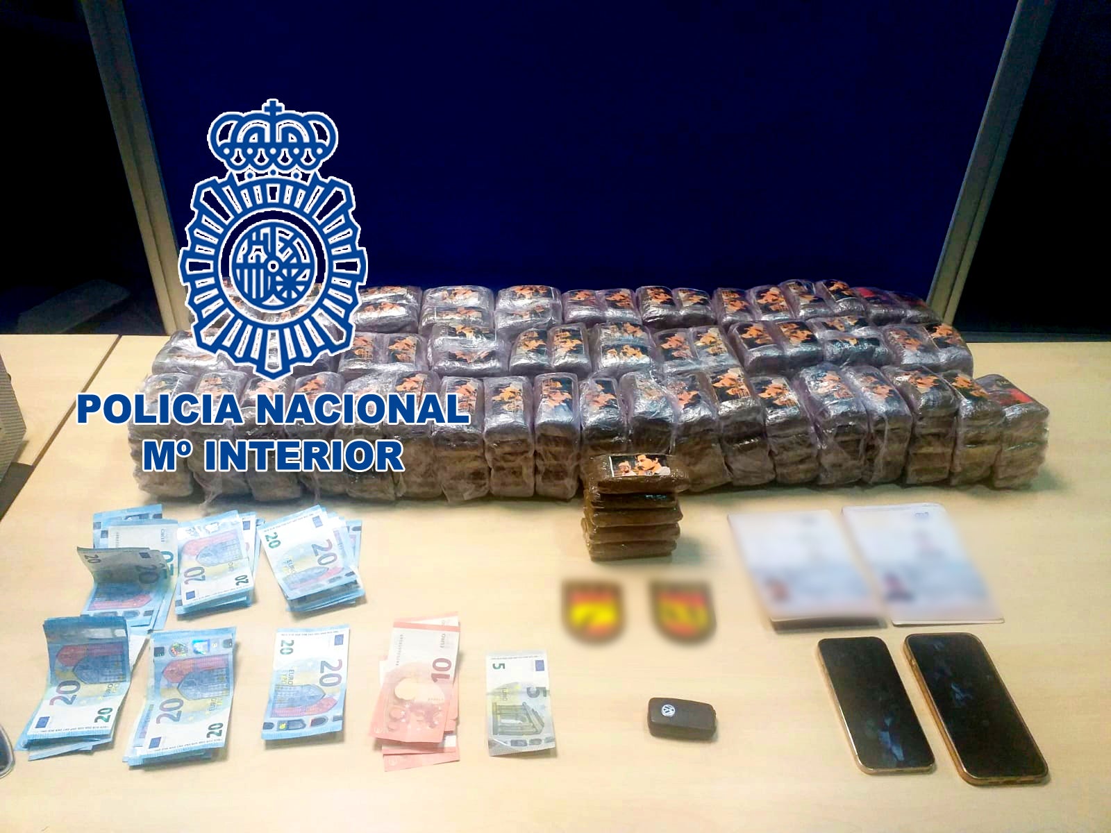 La Policía Nacional de Alicante ha detenido por tráfico de drogas a dos personas que trasportaban en un vehículo 30 kilos de hachís La Policía Nacional de Alicante ha detenido por tráfico de drogas a dos personas que trasportaban en un vehículo 30 kilos de hachís