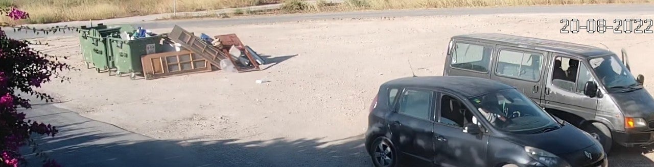 La Policía Local de Aspe identifica a varias personas por dejar enseres junto a un contenedor de basura La Policía Local de Aspe identifica a varias personas por dejar enseres junto a un contenedor de basura