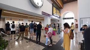 Largas colas en las principales estaciones gallegas de tren para retirar los abonos de RENFE Largas colas en las principales estaciones gallegas de tren para retirar los abonos de RENFE